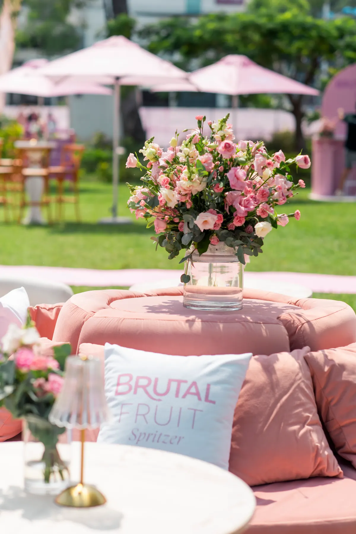 Taça de Brutal Fruit ao sol